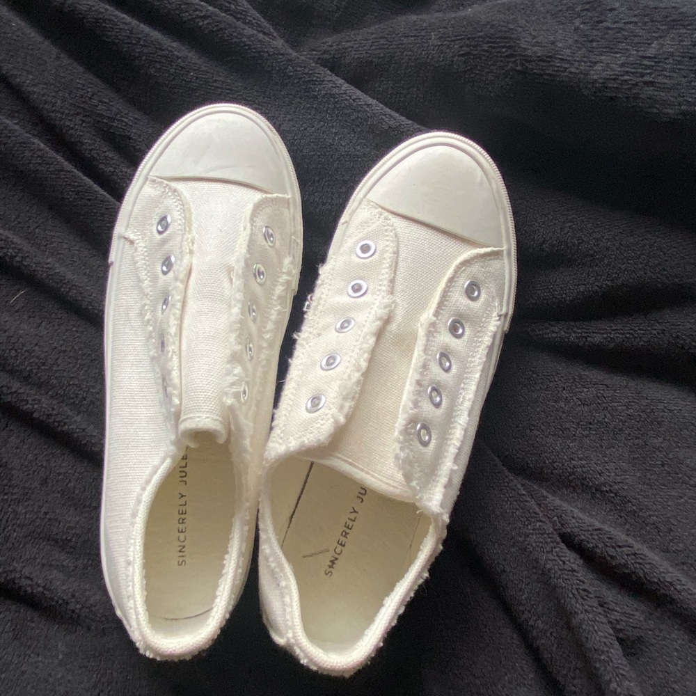 White tennis shoes